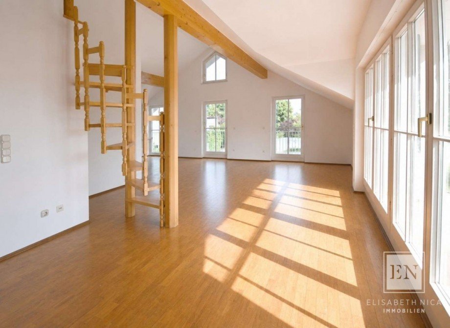 Blick auf Wohnbereich Modifizierung mit KI leerer Raum Dachgeschosswohnung M�nchen