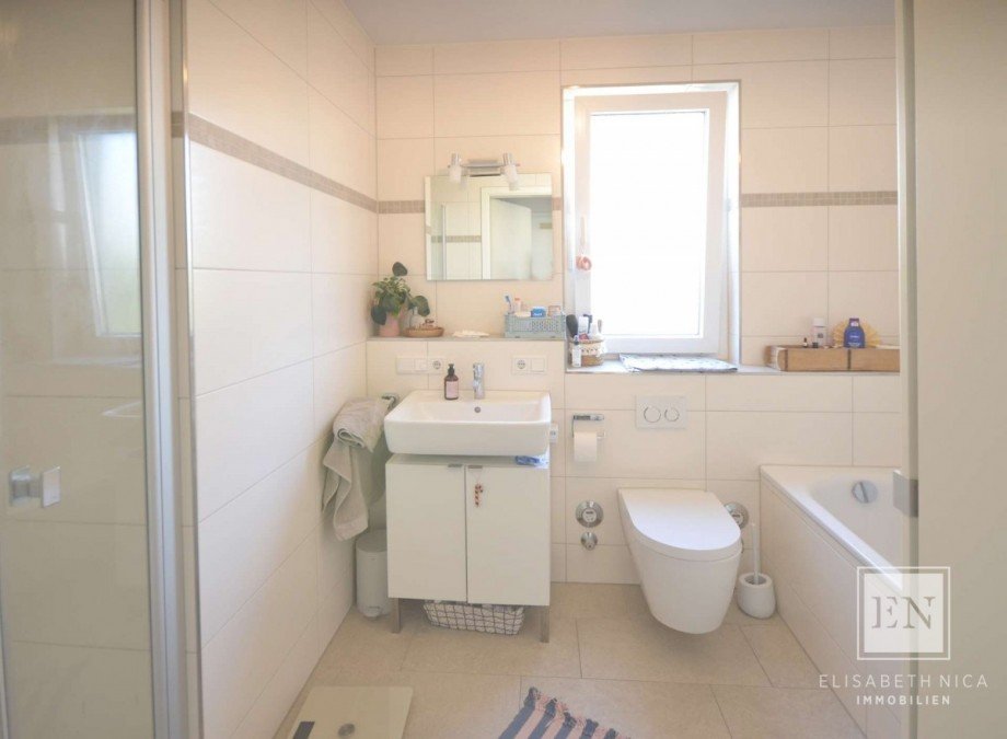 Bad mit Wanne und Dusche Erdgeschosswohnung M�nchen