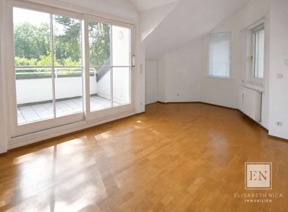 Schlafzimmer Modifizierung mit KI leerer Raum Dachgeschosswohnung M�nchen