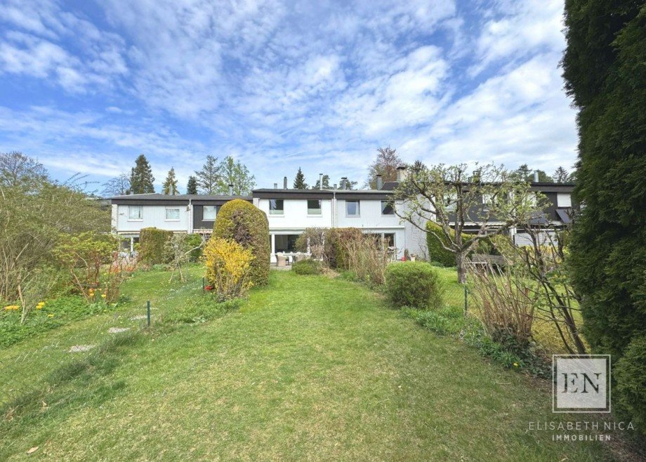 Blick auf Garten und Haus Reihenmittelhaus M�nchen